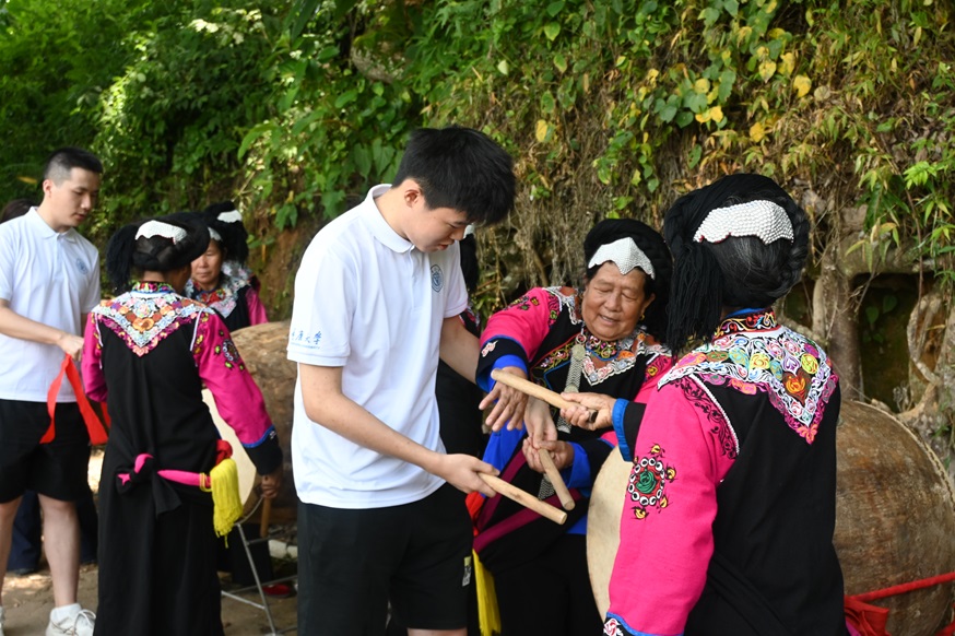 图为服务团成员学习彝族跳鼓舞-2.JPG