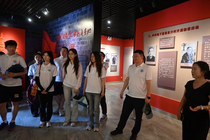 图为服务团师生在平掌街爱国教育基地学习.JPG