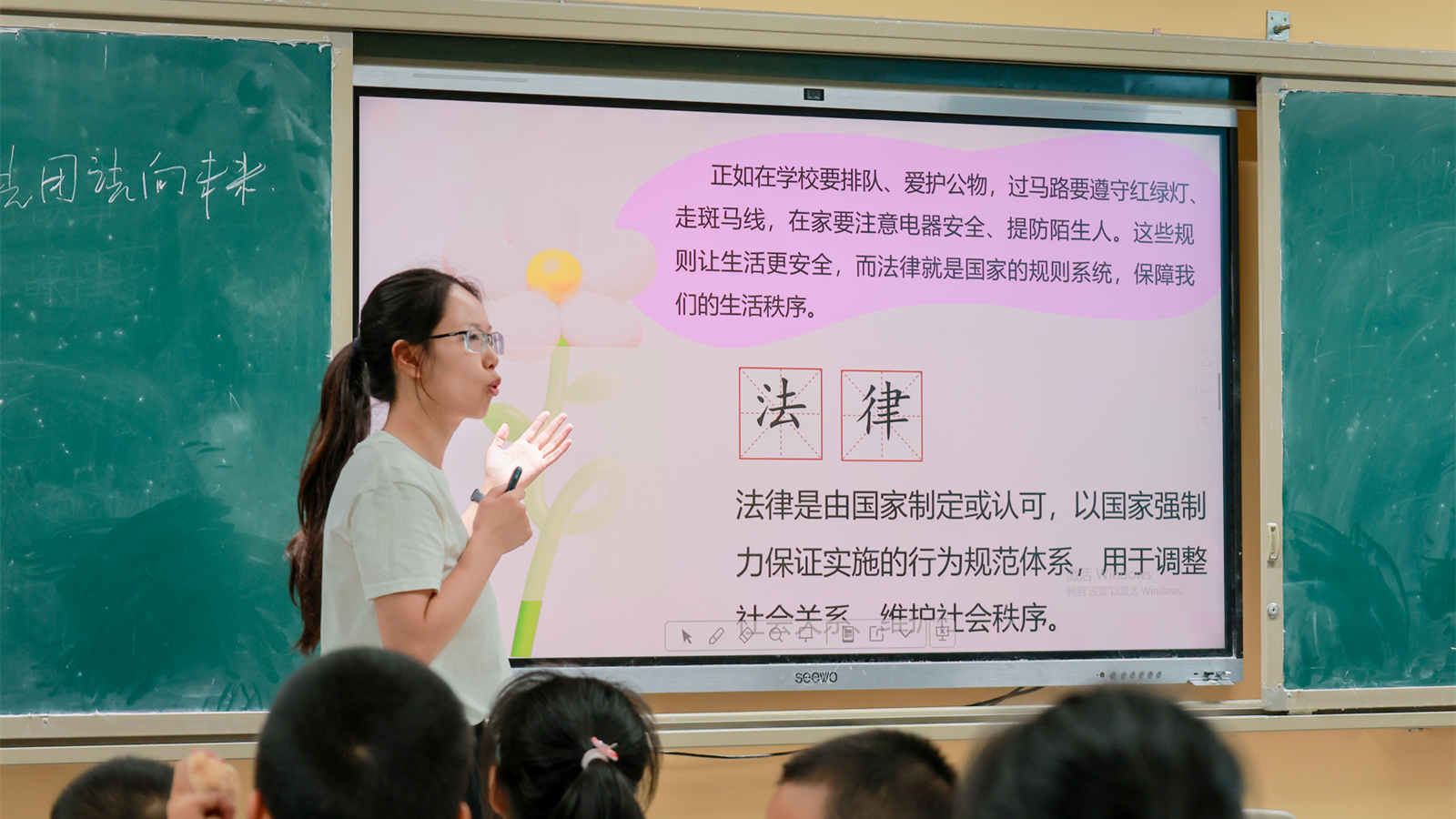 王小凤老师为小朋友们讲解法律知识_副本.jpg