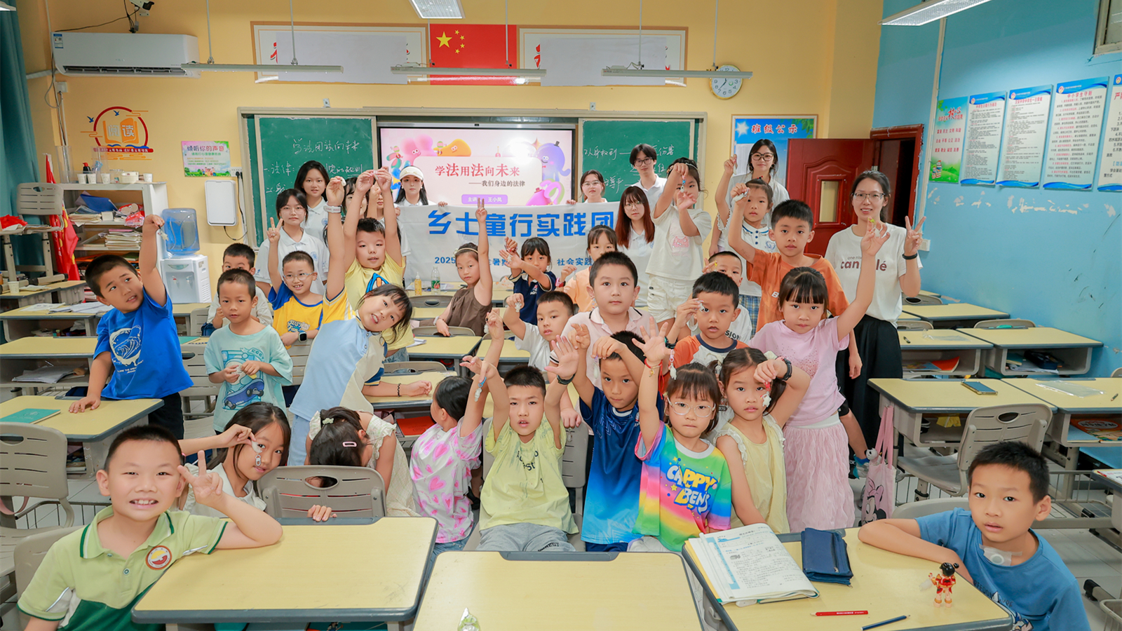 支教团成员与孩子们在课后合影_副本.jpg