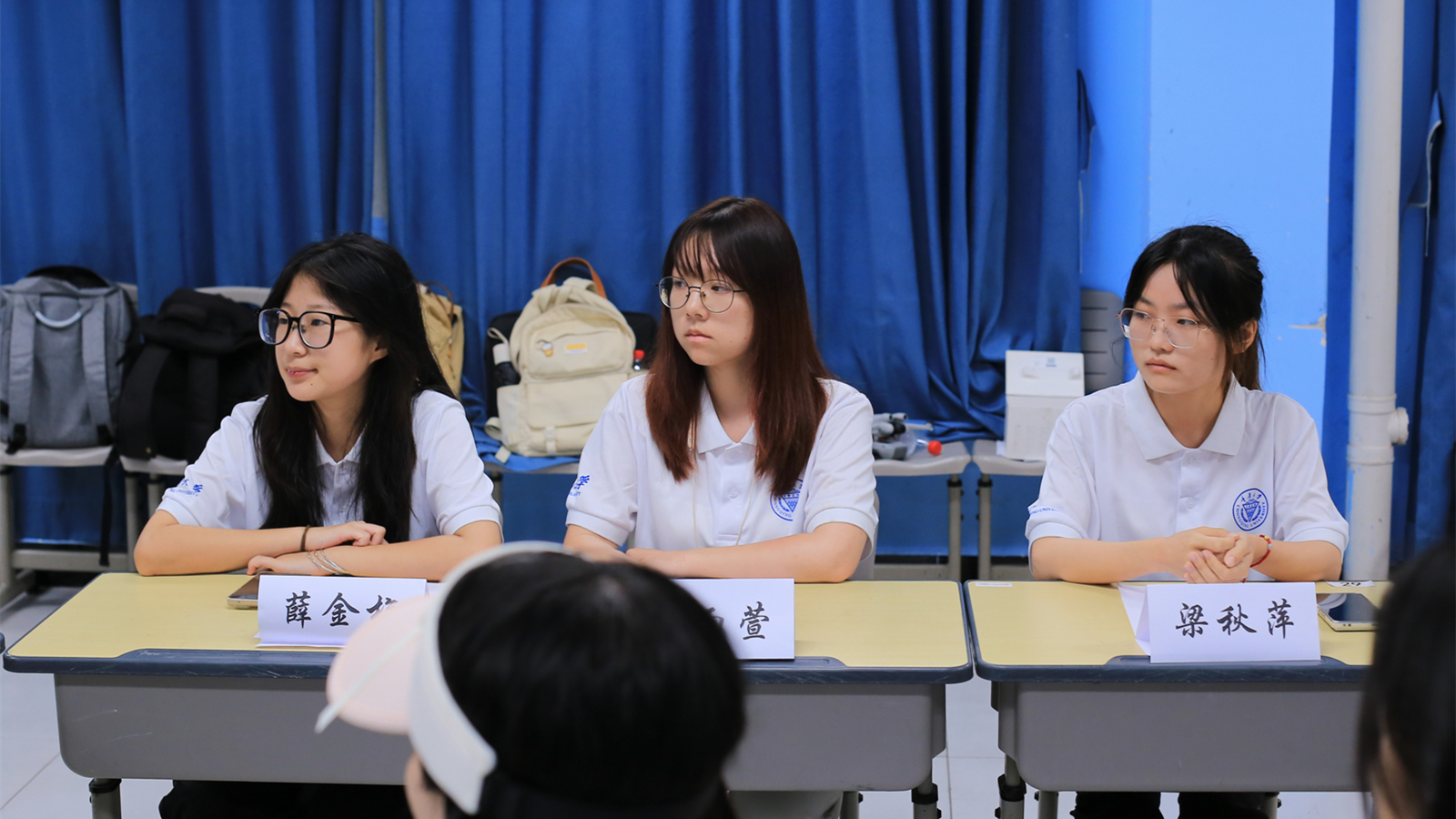 支教团成员们认真聆听学习_副本.jpg
