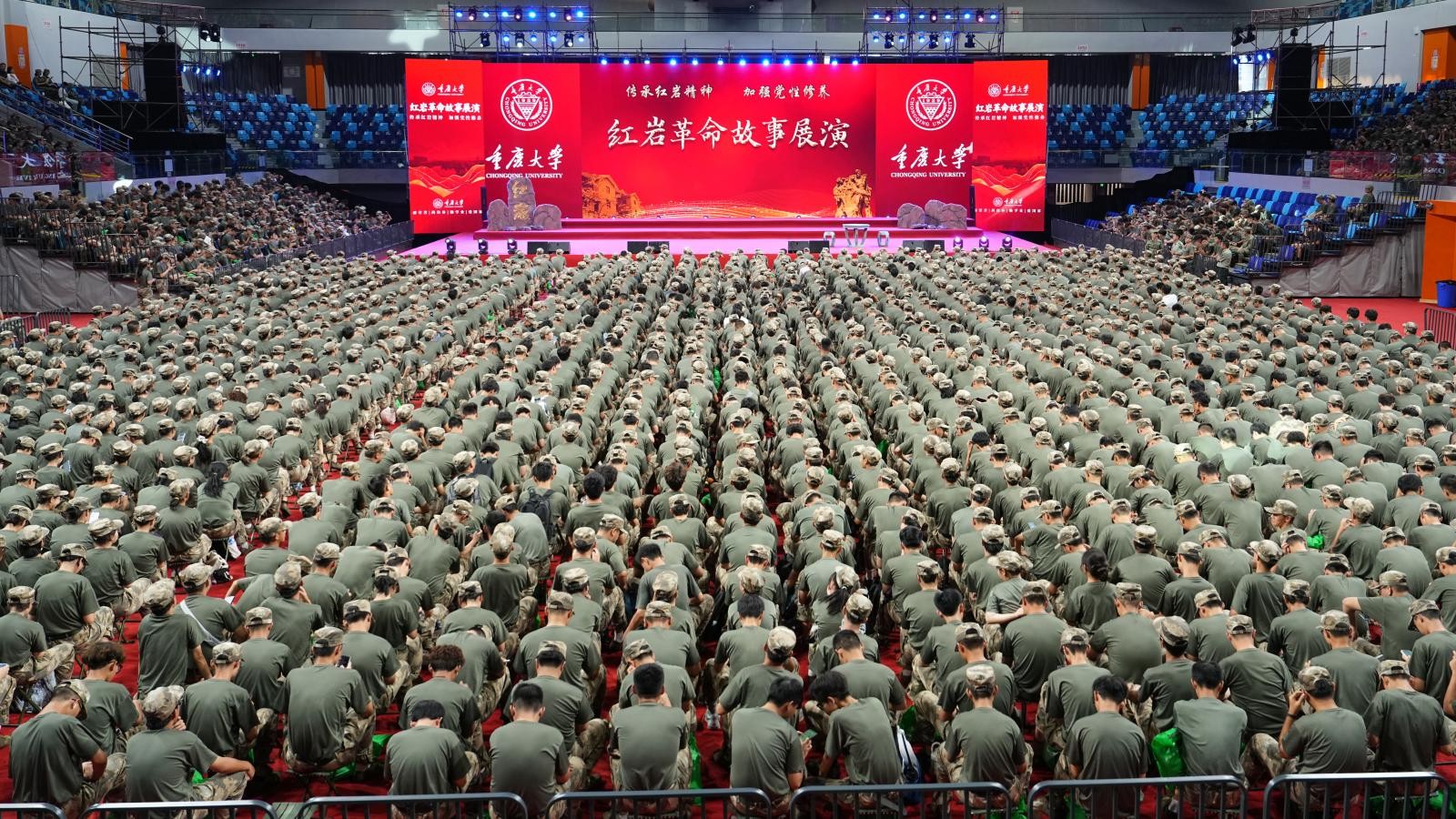 重庆大学举行红岩革命故事展演2025级新生军训专场演出