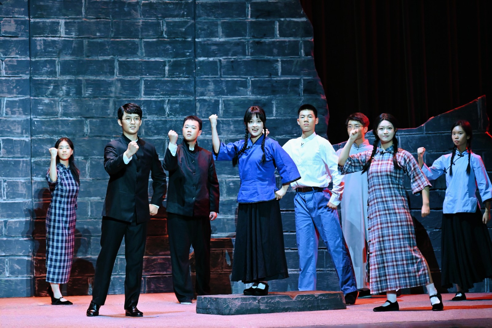 学弟学妹演学姐 重庆大学师生原创川剧《等晴来，乘风去》首演​​