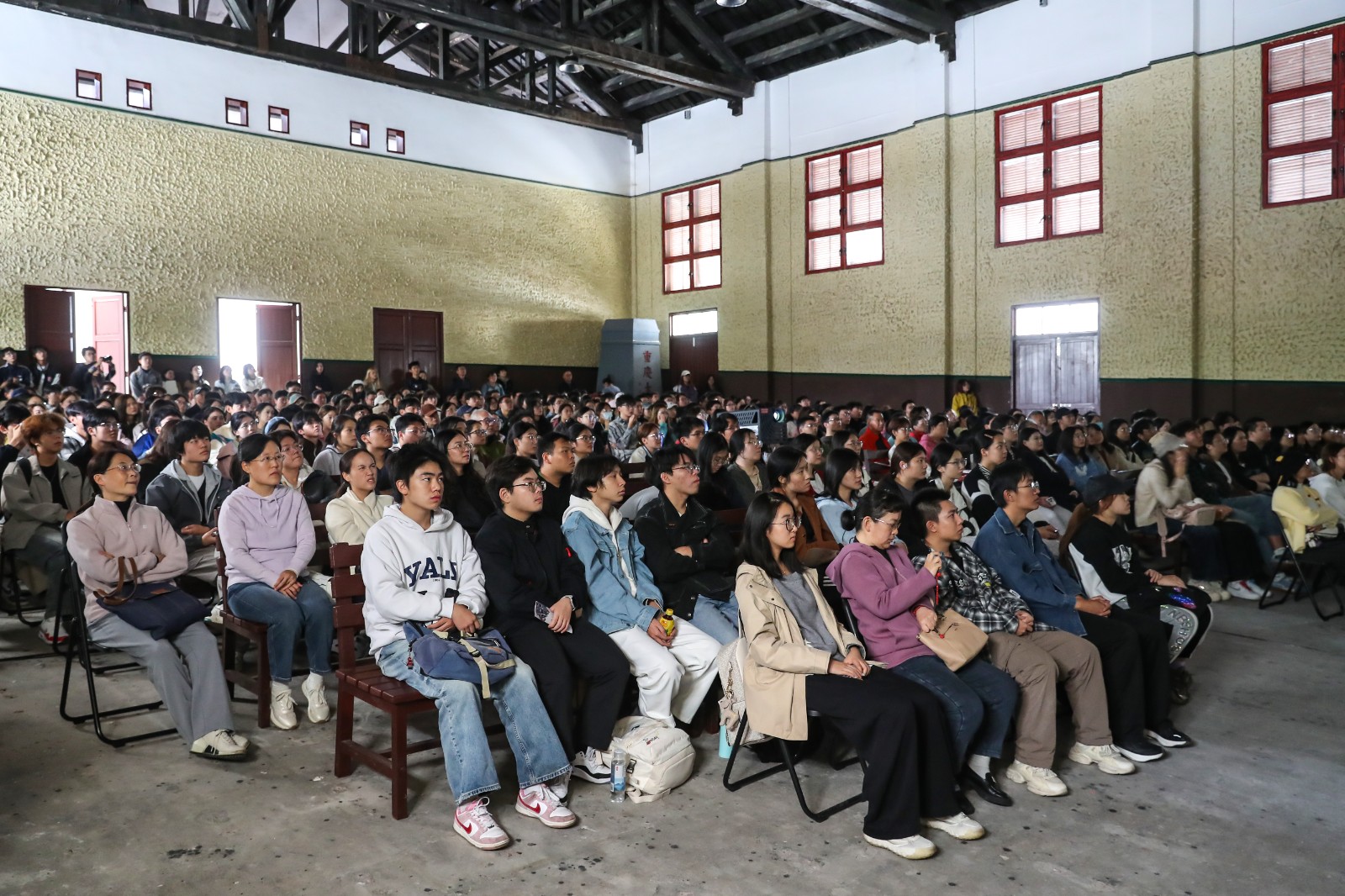电影《南京照相馆》走进重庆大学 校友编剧张珂与师生同上光影大思政课