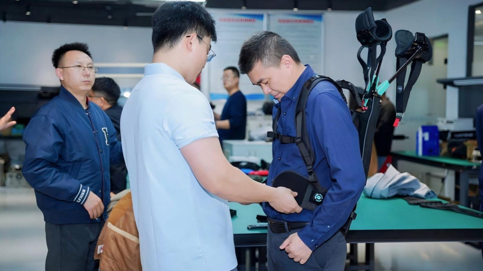 20260330新闻稿——重庆大学模块化外骨骼机器人发布 概念验证助推成果落地02-1.jpg