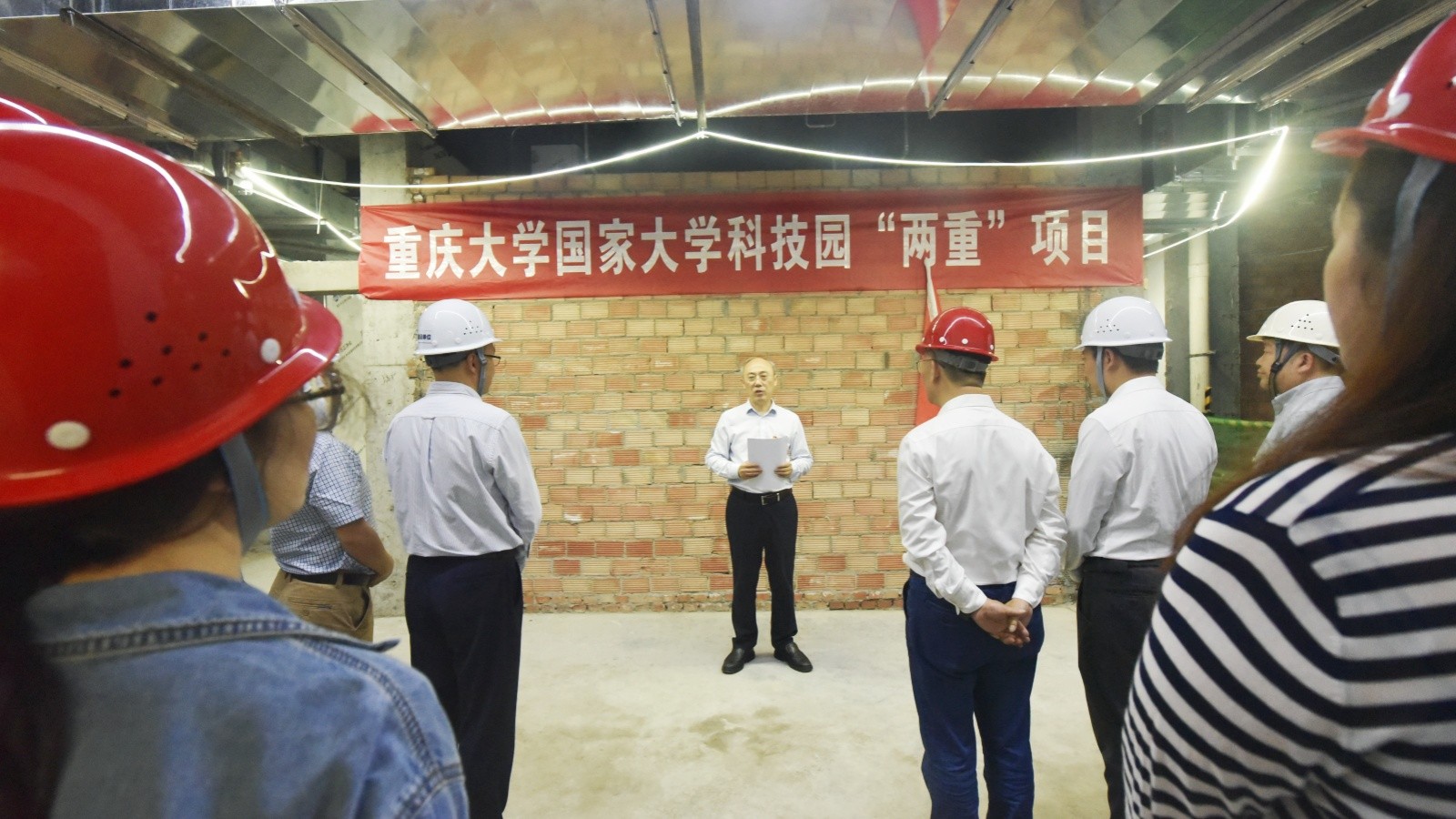 20260507产业党委举行智慧医疗装备成果转化平台党员先锋队授旗仪式01-1.jpg