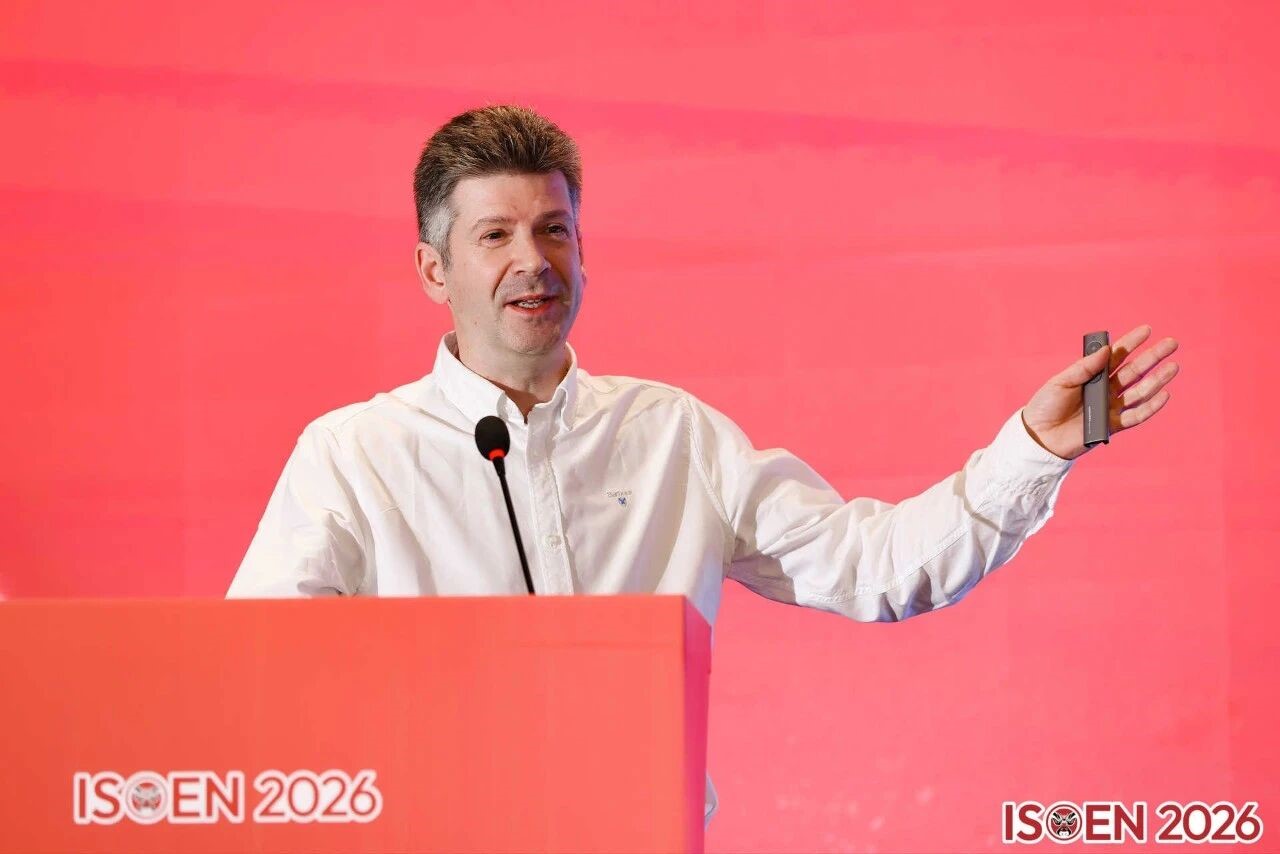 华威大学James Covington教授作大会主旨报告.jpg