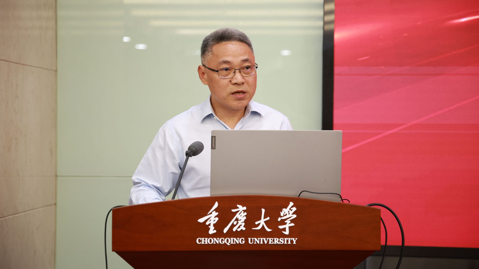 刘教授_副本.jpg